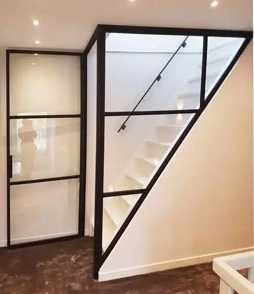 这种用玻璃隔断运用到楼梯的做法,确实有独
