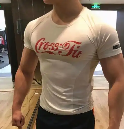 99年肌肉小哥身材,6块腹肌清晰明显,网友:想摸