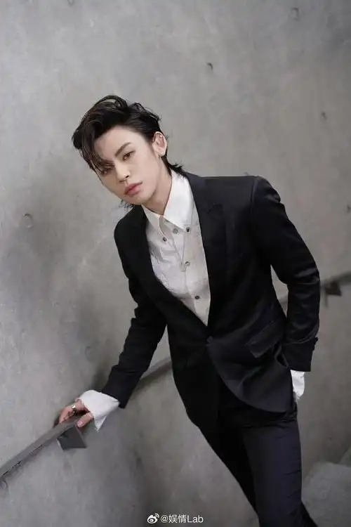 丨今天的@小鬼-王琳凯 红毯造型来咯~黑白西装配大背头