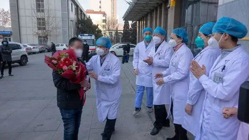 石家庄首例治愈的新冠肺炎患者出院-健康频道-长城网