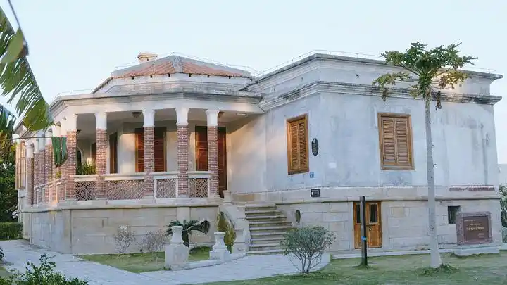 建筑面积370多平方米,是一座珍贵的三叶草形平面的殖民地外廊式建筑