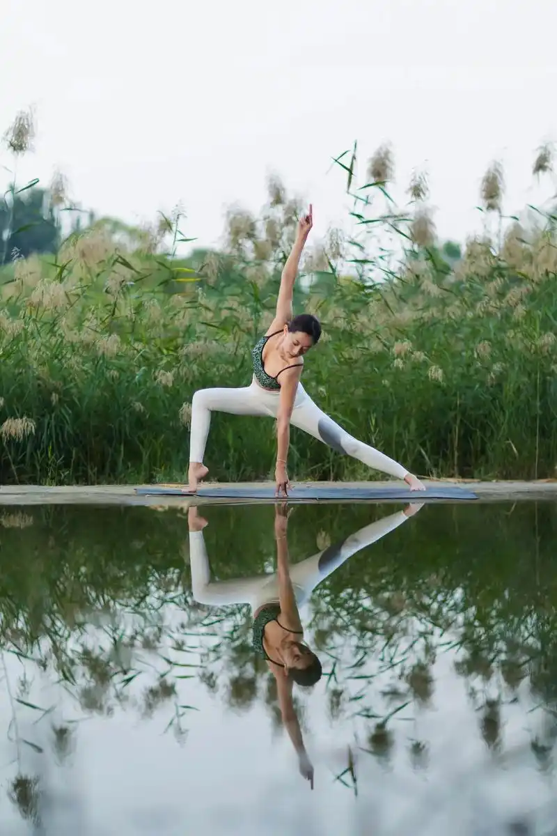 适合水边拍摄倒影的优美瑜伽体式.