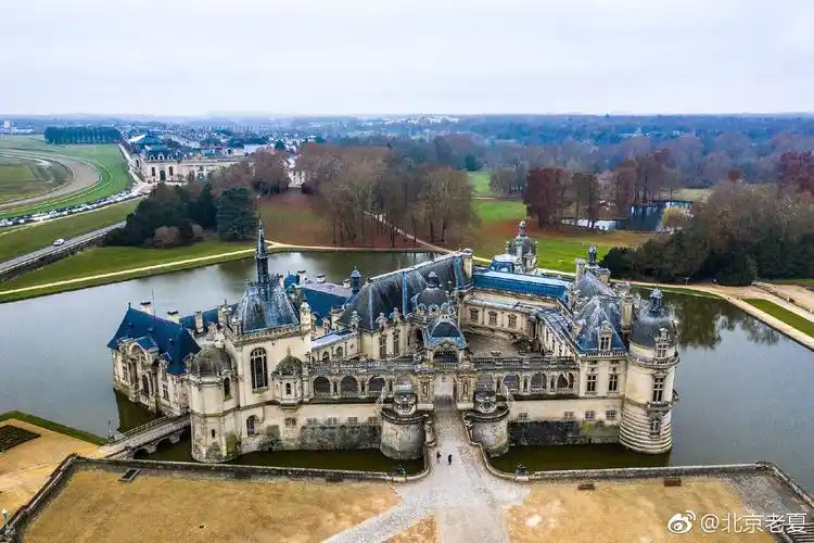 生肖》电影家喻户晓,电影里的庄园迷宫取景地就是法国的尚蒂伊城堡