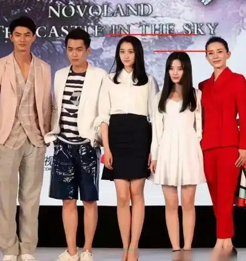 鞠婧祎的身高一直是被网友诟病的话题,以前她和关晓彤同框,被170的