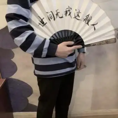 网红男生拿扇子头像 高清手里拿扇子半身男头像图片