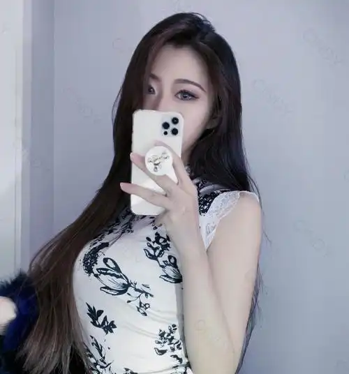 最近抖音出来了一个动漫变脸的特效后,cindy维c终于摘掉了口罩,"真正