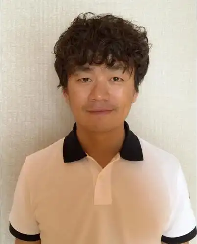 自然的卷发搭配平刘海盖在额头,很显脸小,看不出国字脸的感觉,再加上