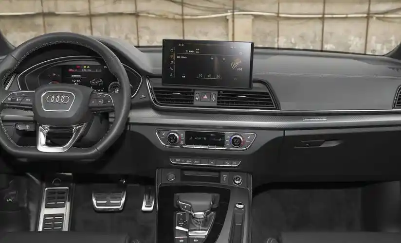 集成奥迪connect车载智能系统,支持车联网,carplay,语音识别控制等