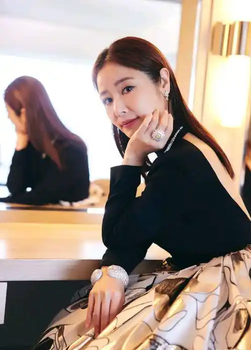 原创林心如也是个洋气人拼接印花长裙优雅高级前面端庄后面时尚