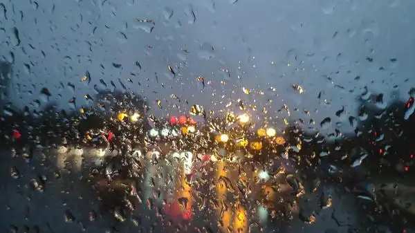 台风天出租车窗外的雨景