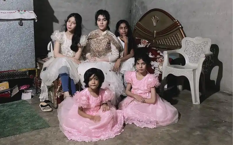 中巴混血家今天洗衣服,洗衣机的电源线出问题了,妈妈既当爹又当妈照顾