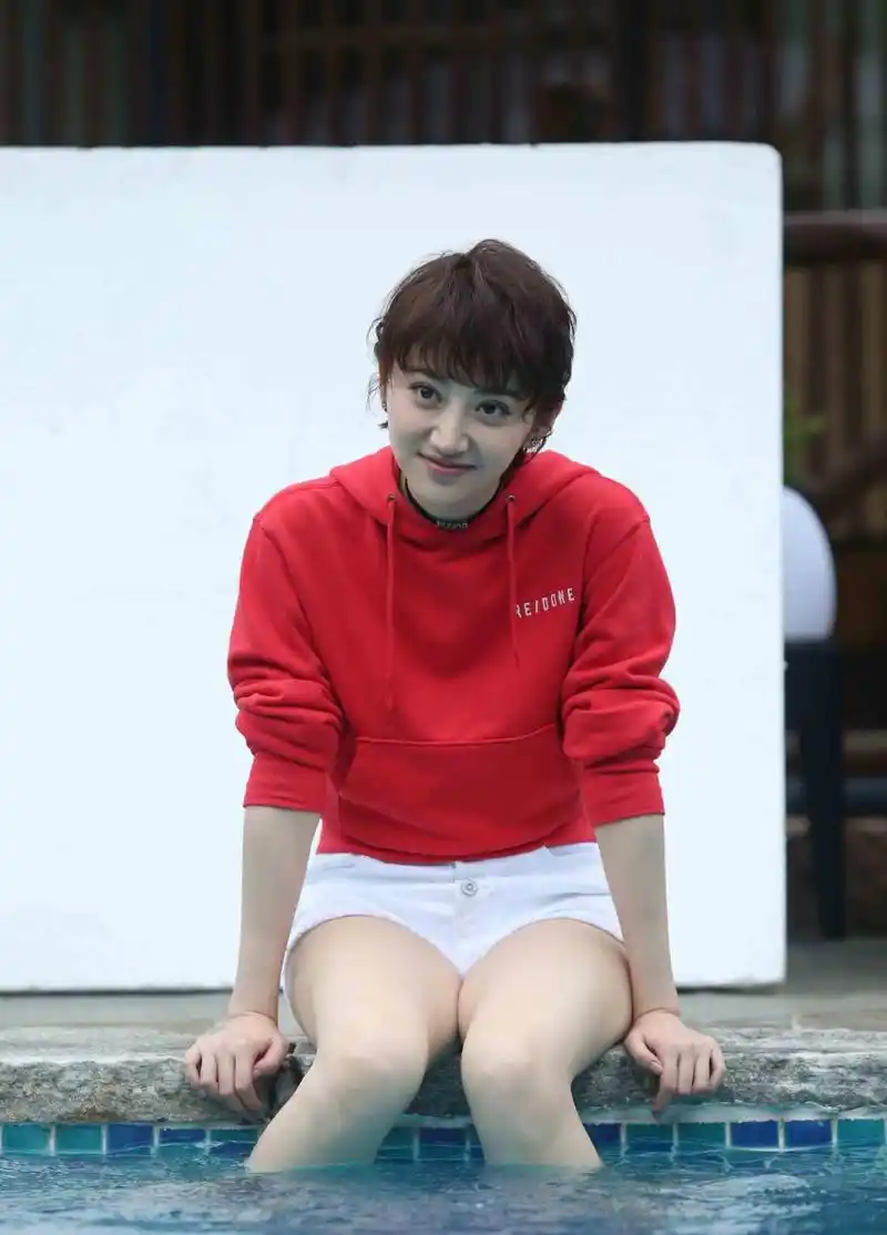 白色超短裤综艺现场,泳池玩水跟拍#明星生图大赏# #我们都爱聊八卦