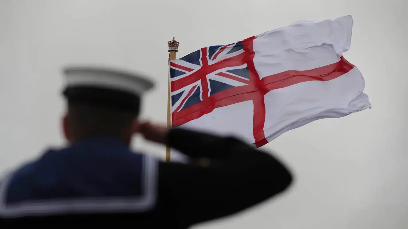 英国海军"白船旗"在的舰岛上升起,"威尔士亲王"号航母正式入列皇家