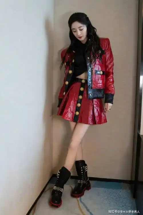 杨幂音乐节造型惊艳亮相,红色皮衣牛仔裙尽显酷女孩风范_明星_节目