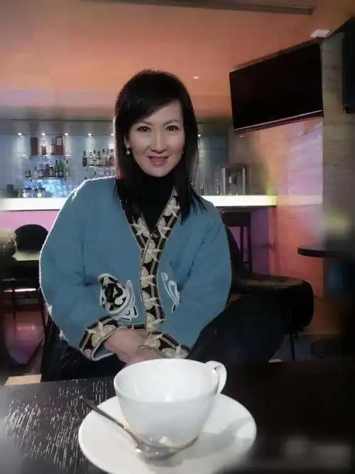 62岁陈美琪好优雅阔太祖母绿旗袍搭珍珠端庄高贵盘发真精致