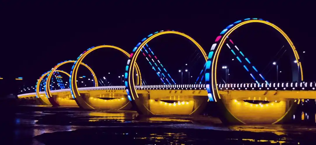 五环桥夜景五环桥白天是彩虹桥夜晚虽装饰了彩虹的颜色但更像是五个大