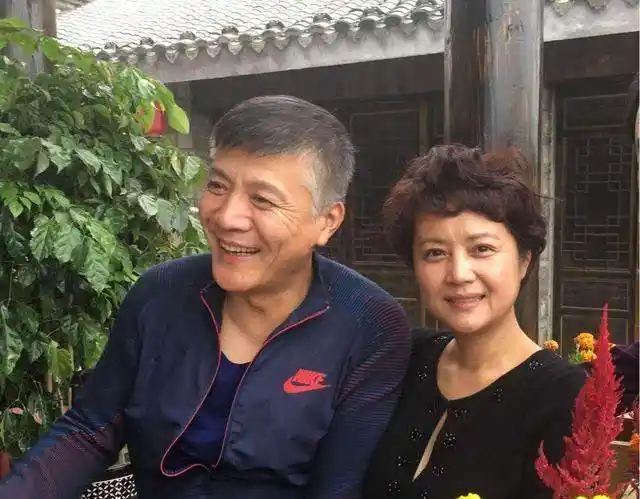 茹萍出生在中国杭州,她自小就喜欢阅读,养成了温婉喜静的个性