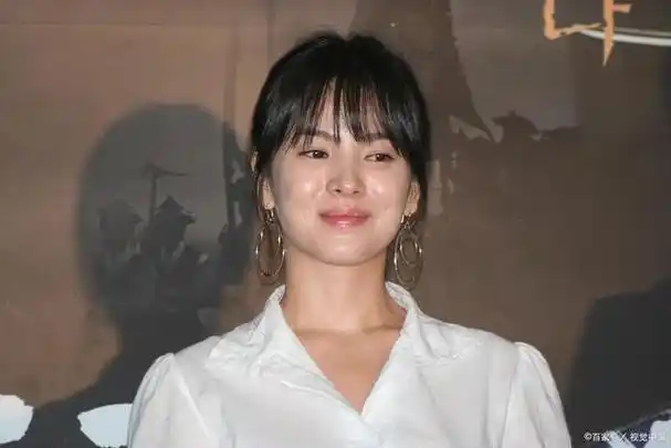 宋慧乔是一位韩国女演员,被誉为"蝴蝶女神",因其美貌与气质而备受关注