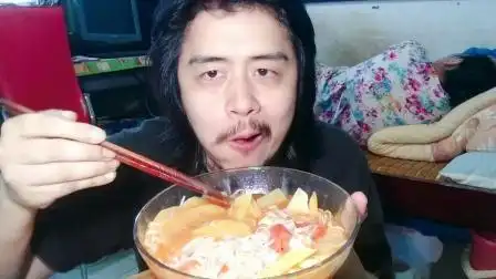 残疾主播分享美食生活,晚餐吃一盆番茄鸡蛋土豆面条,妈妈心情不好