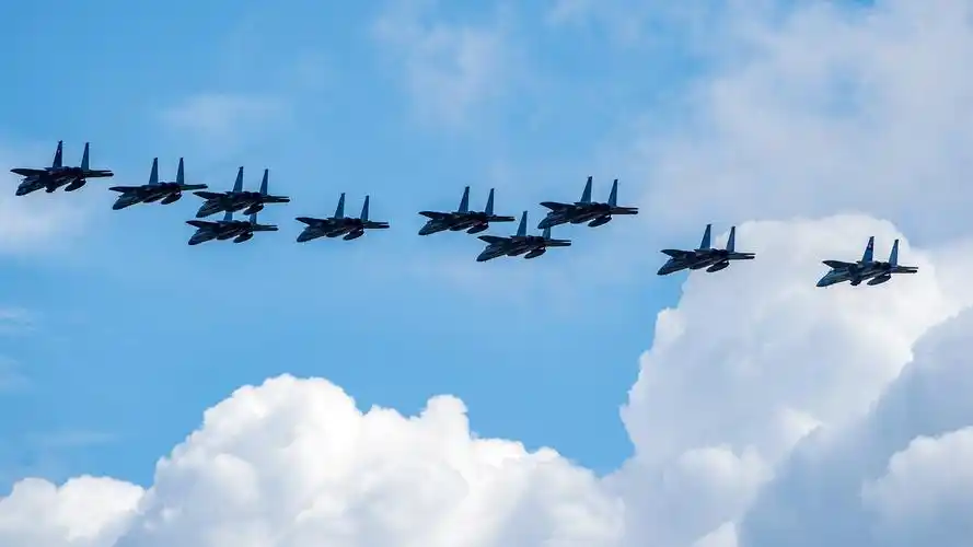 例如图中小松基地三个中队10架f-15j战斗机组成的10机编队,从间距上看