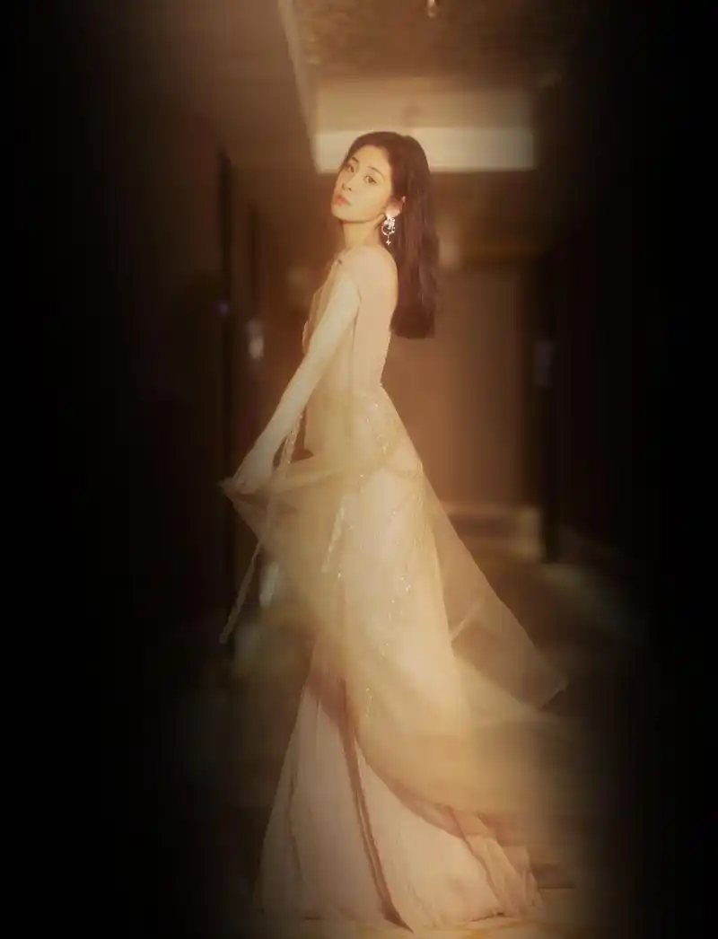脱俗清雅,气质出尘,张碧晨一身蕾丝落地长裙带来别样美感,如梦似幻