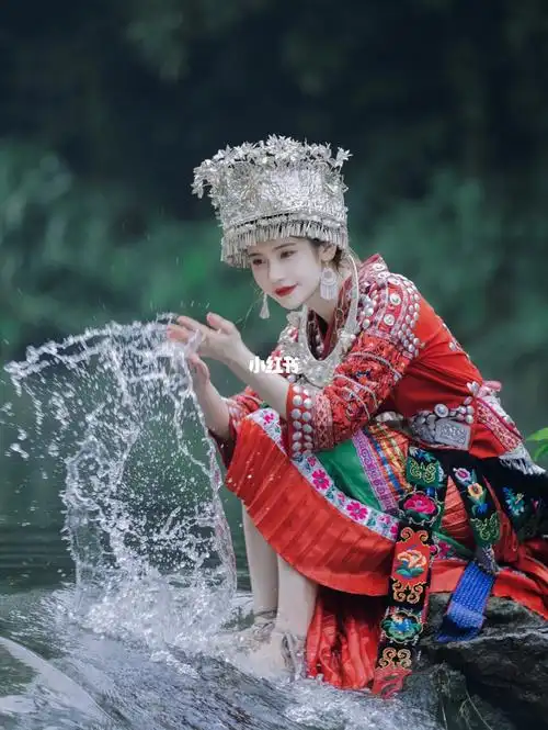 苗族阿妹嫁衣扬银铃叮当惹鸳鸯