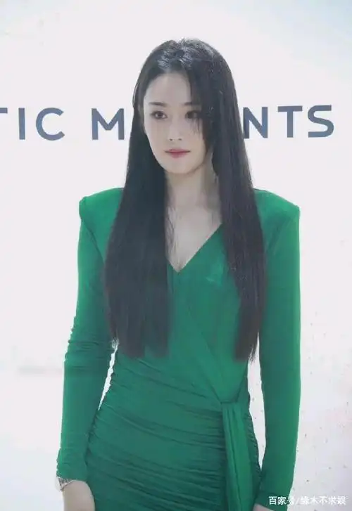 生图状态下,张予曦的身段依旧婀娜,169cm的身高再配上高跟鞋显得尤为