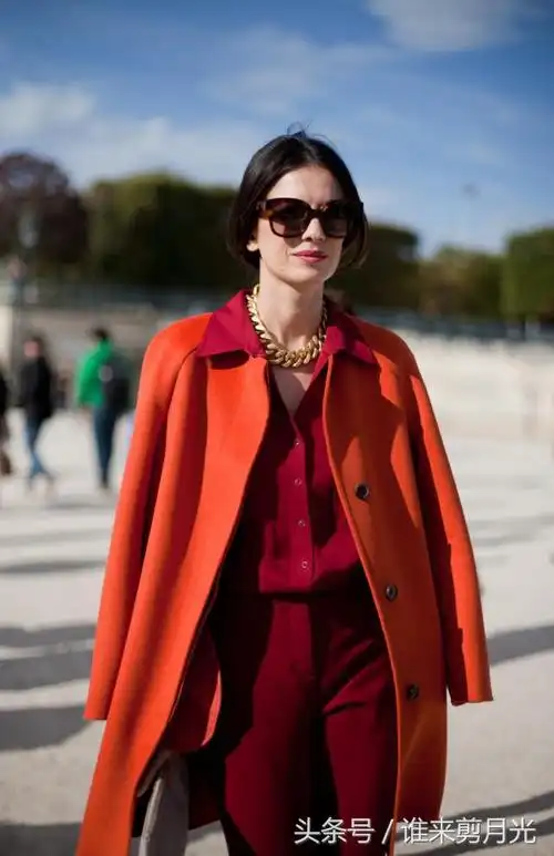 酒红色针织半身长裙搭配什么外套酒红色裙子