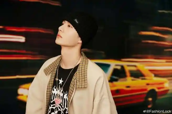 王一博丨摩登街头风大片78    头戴黑色毛线帽 慵懒米色夹克,玩转