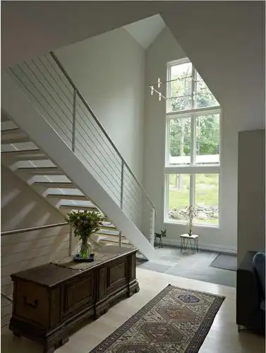 白色简洁大气镂空楼梯装修效果图