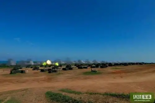 台军m110a2自行榴弹炮开火瞬间.