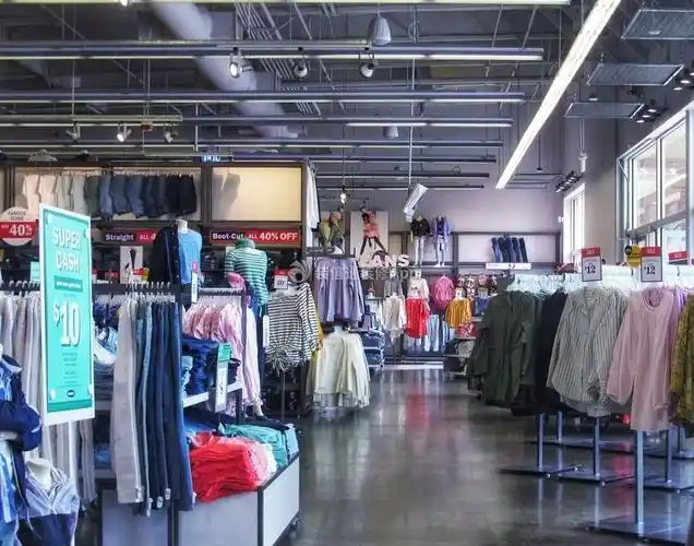 百货商场服装店室内陈列装修设计图片_装信通网效果图