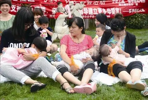 温州20多名辣妈"快闪"哺乳 旨在提倡母乳喂养
