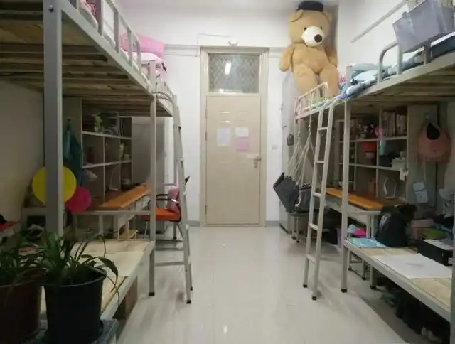 郑大一附院179名研究生摁指纹上书,宿管住空调屋,她们只有电扇