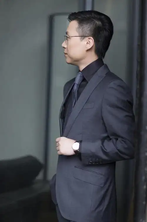 一个人,商务人士,商务男性,竖图,白天,侧面,衬衫,西装,商务,智慧,成功