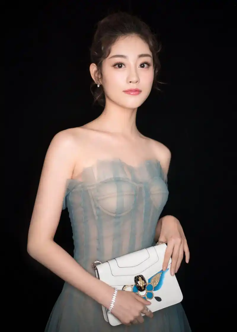 祝绪丹身穿薄荷绿亮片长裙,微胖的身材太赞了!