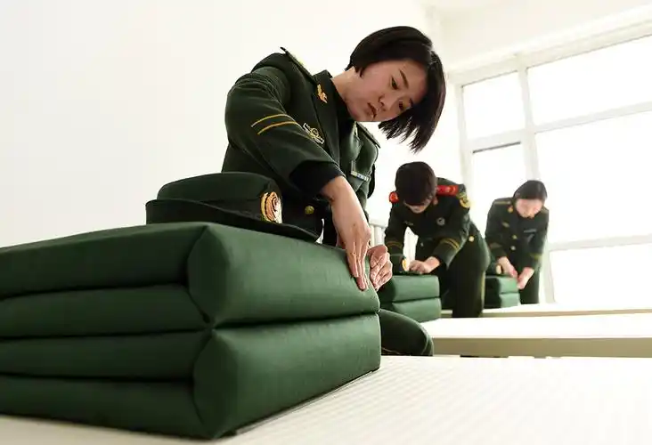 3月6日,大连边防支队女子巡警队队员在整理内务.