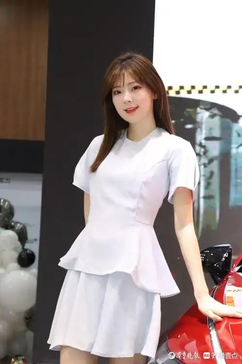 网红车模春晓现身齐鲁国际车展被粉丝环绕