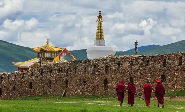 莲花生大士和众多持明大成就者所特别加持之圣地,终年为虹光和明点所