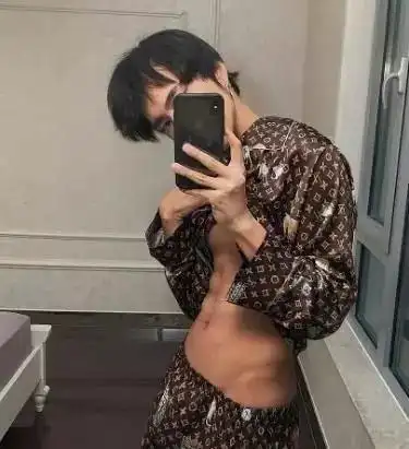 而且他竟然还拥有腹肌,真是具有很大的反差感.