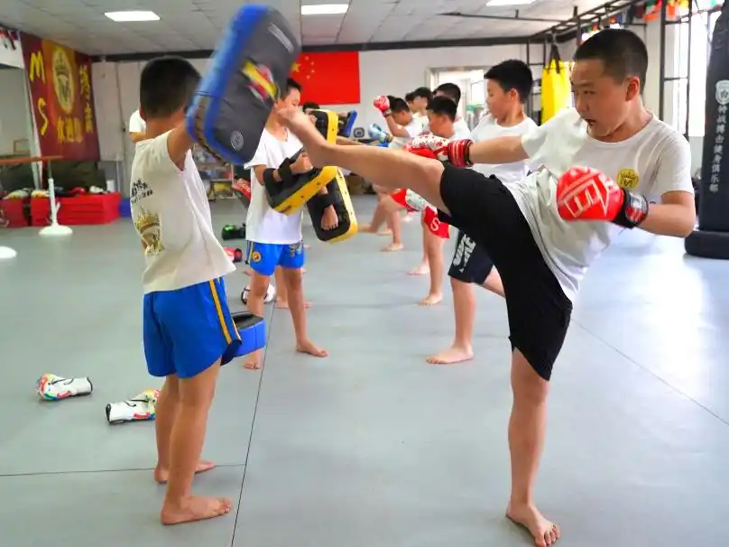 开学后第一件事,就是让孩子找广州海珠散打主教练学习武术!