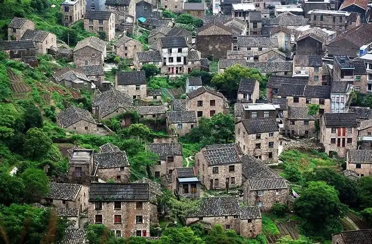 台州温岭市石塘镇一座拥有碧蓝大海五彩礁石的风情小镇