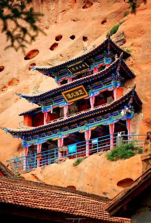 🐎🏯 探秘肃南裕固族自治县的马蹄寺 🌄📸 🚗 启程前往甘肃