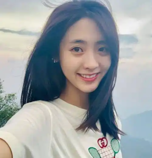 邢菲晒终于更博晒素颜照,黑眼圈痘痘清晰可见,这笑容毫无抵抗力