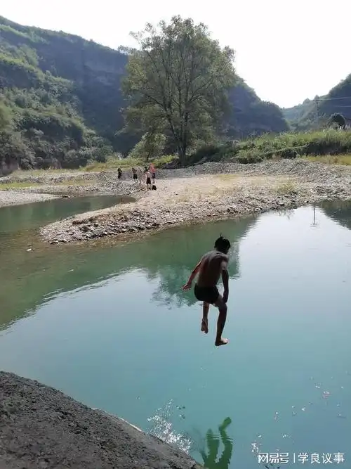 童年趣事农村孩子实现游泳自由之路