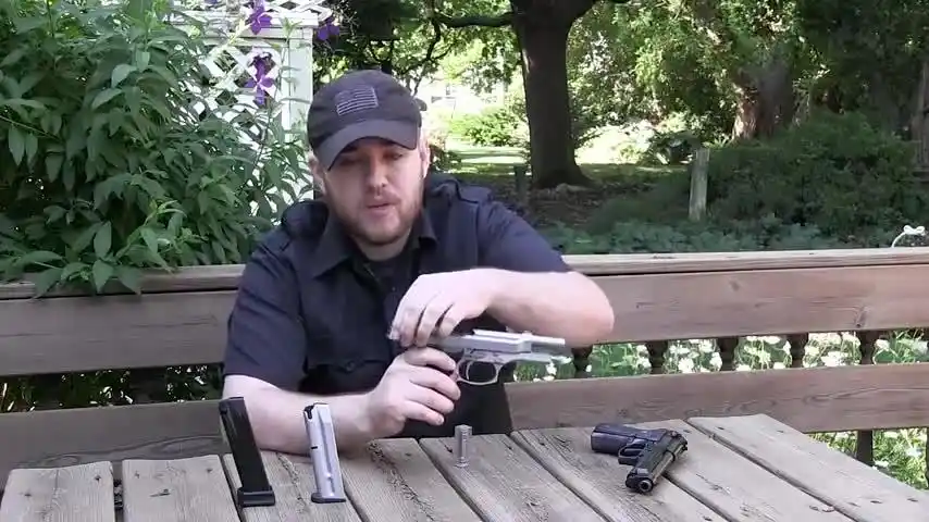 近距离实拍伯莱塔92fs手枪,公认为性能最可靠可不是空穴来风的-军事