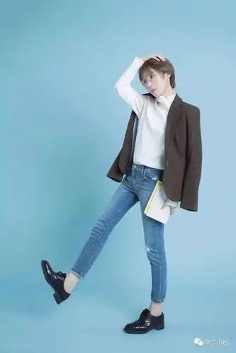 这条牛崽裤的细节设计更陌头,更中性化,裤袋下方的小装点草鸡心爱!