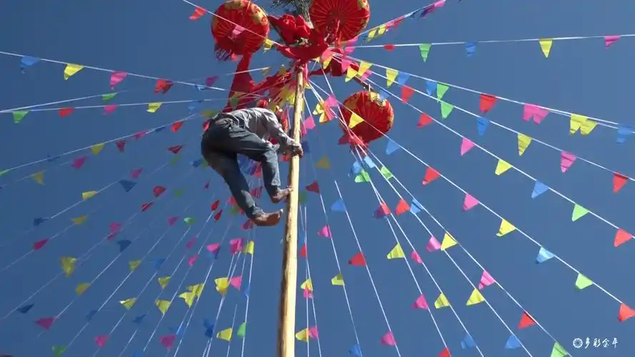 载歌载舞,爬花杆,谈情说爱,土话对歌等节目,真正呈现了苗族同胞原始