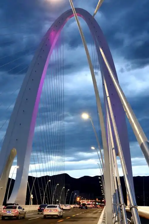 夜幕下的新首钢大桥