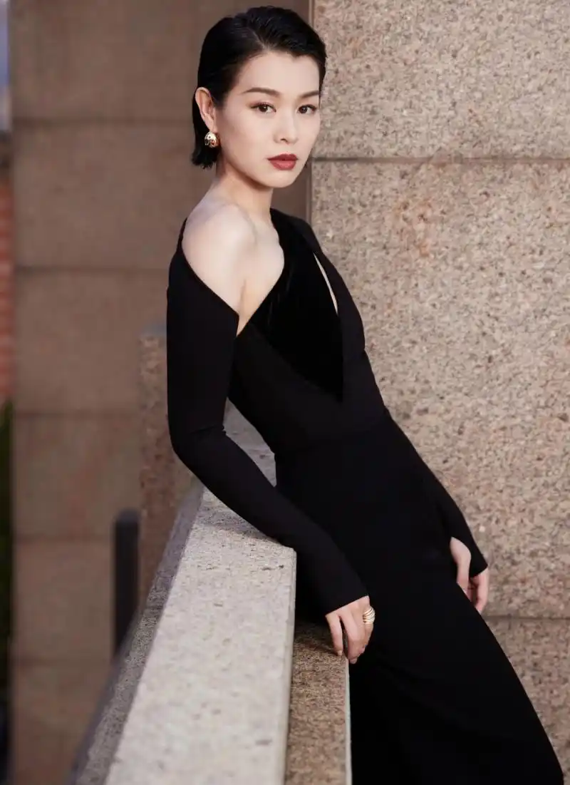 胡杏儿天台拍大片又美又酷,生完三胎一直留短发,干练和大气兼备,她